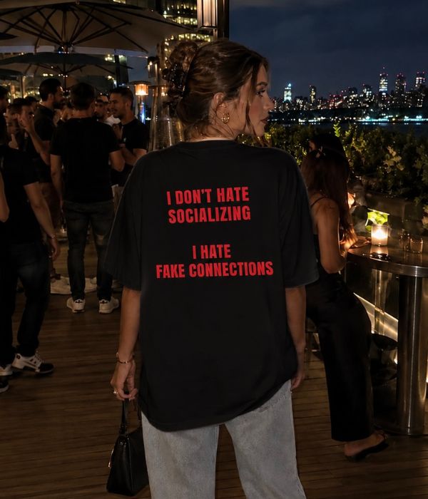 I DON'T HATE SOCIALIZING I HATE FAKE CONNECTIONS - Women Oversized T-shirt