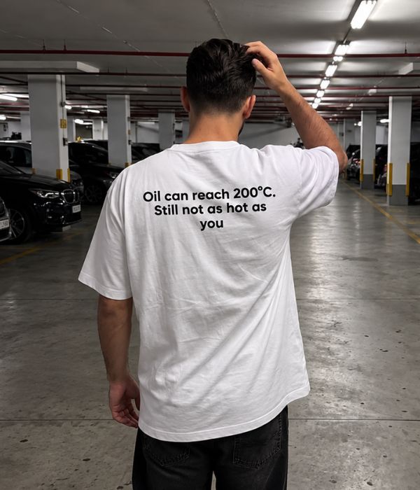oil can reach 200'c still not as hot as you - Oversized T-shirt  [ Unisex ]