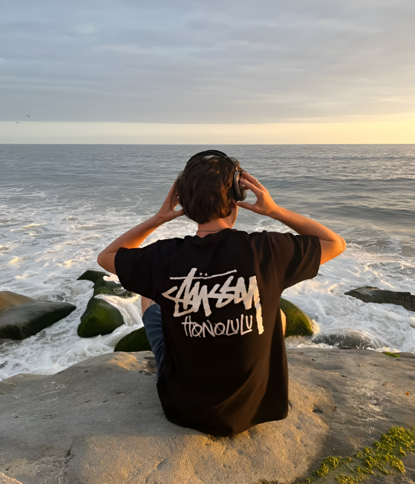 UrbanOutfits Oversized T-shirt Black / S STUSSY HONOLULU Oversized T-shirt